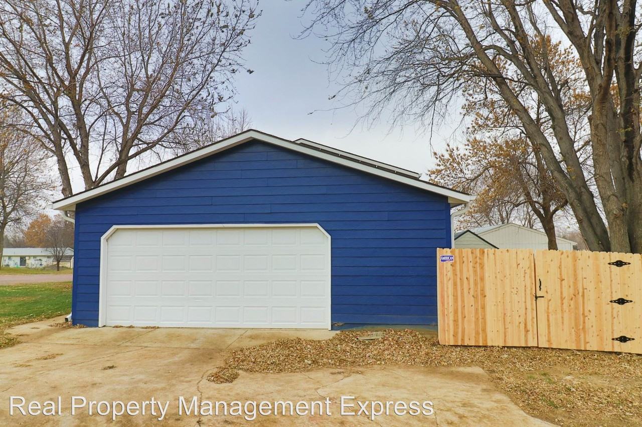 408 Maple St - Photo 3 of 29