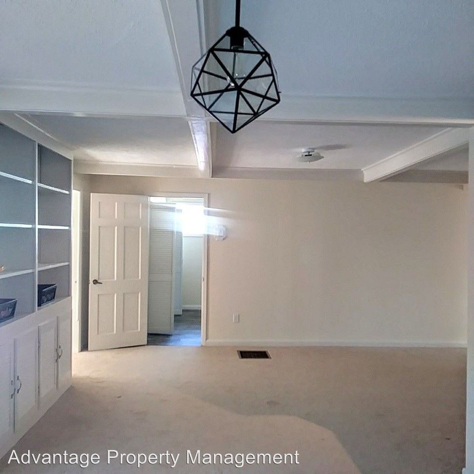 2817 Elmore Park Rd - Photo 3 of 13