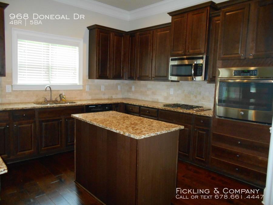 968 Donegal Dr - Photo 3 of 9