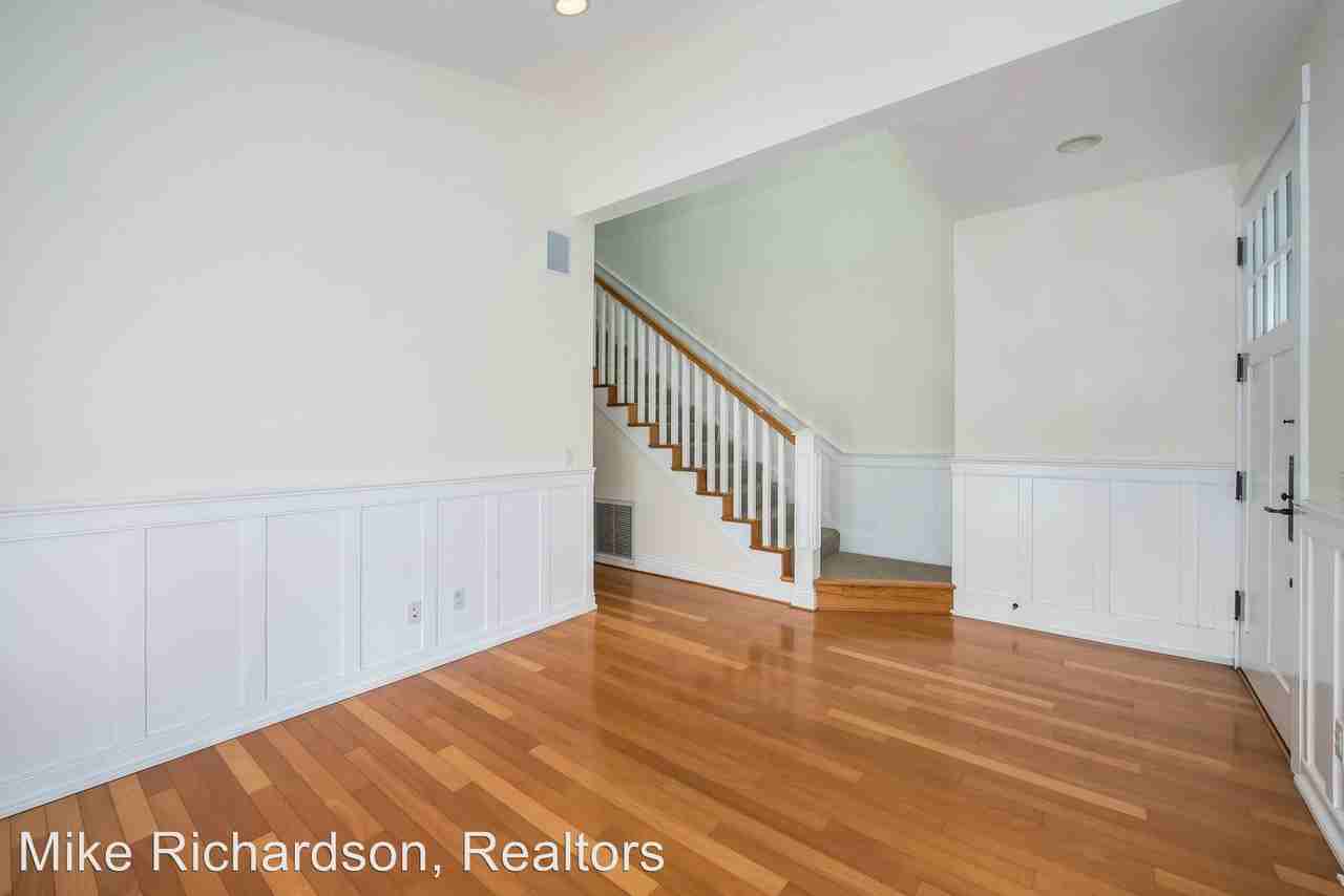 244 Palisades Dr - Photo 2 of 19