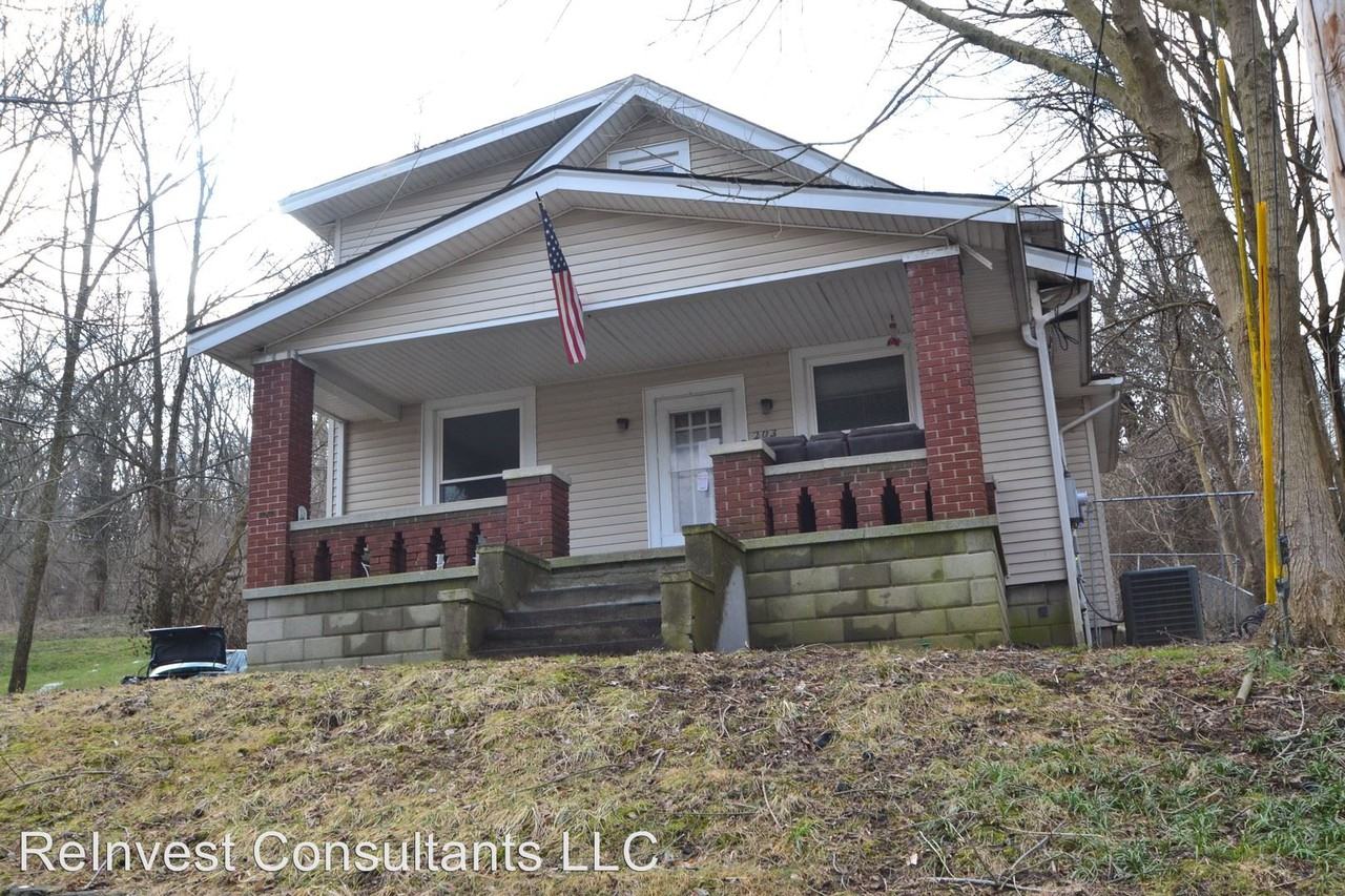 203 E Main St - Photo 3 of 8