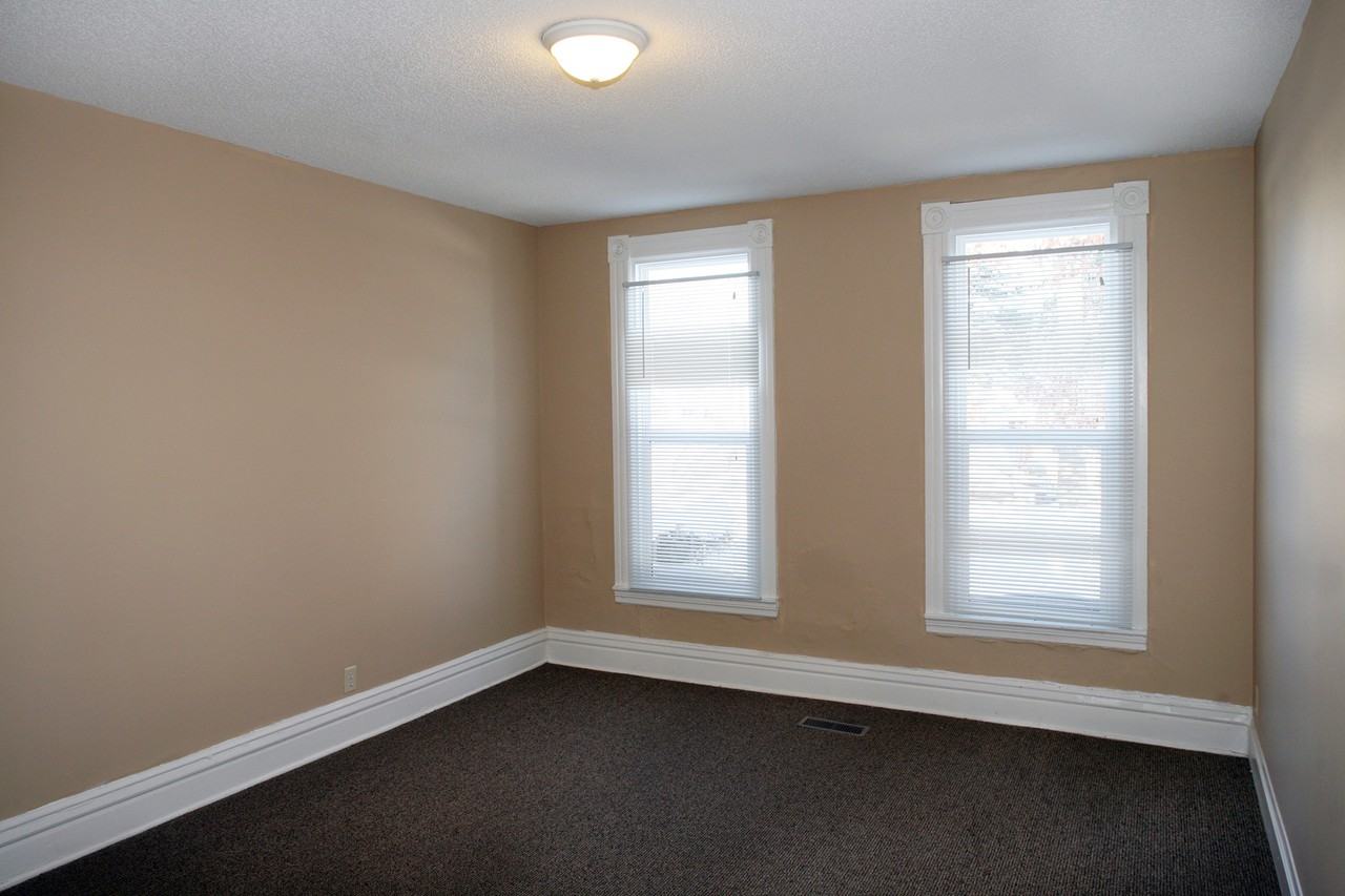 538 Charles Ave - Photo 3 of 5