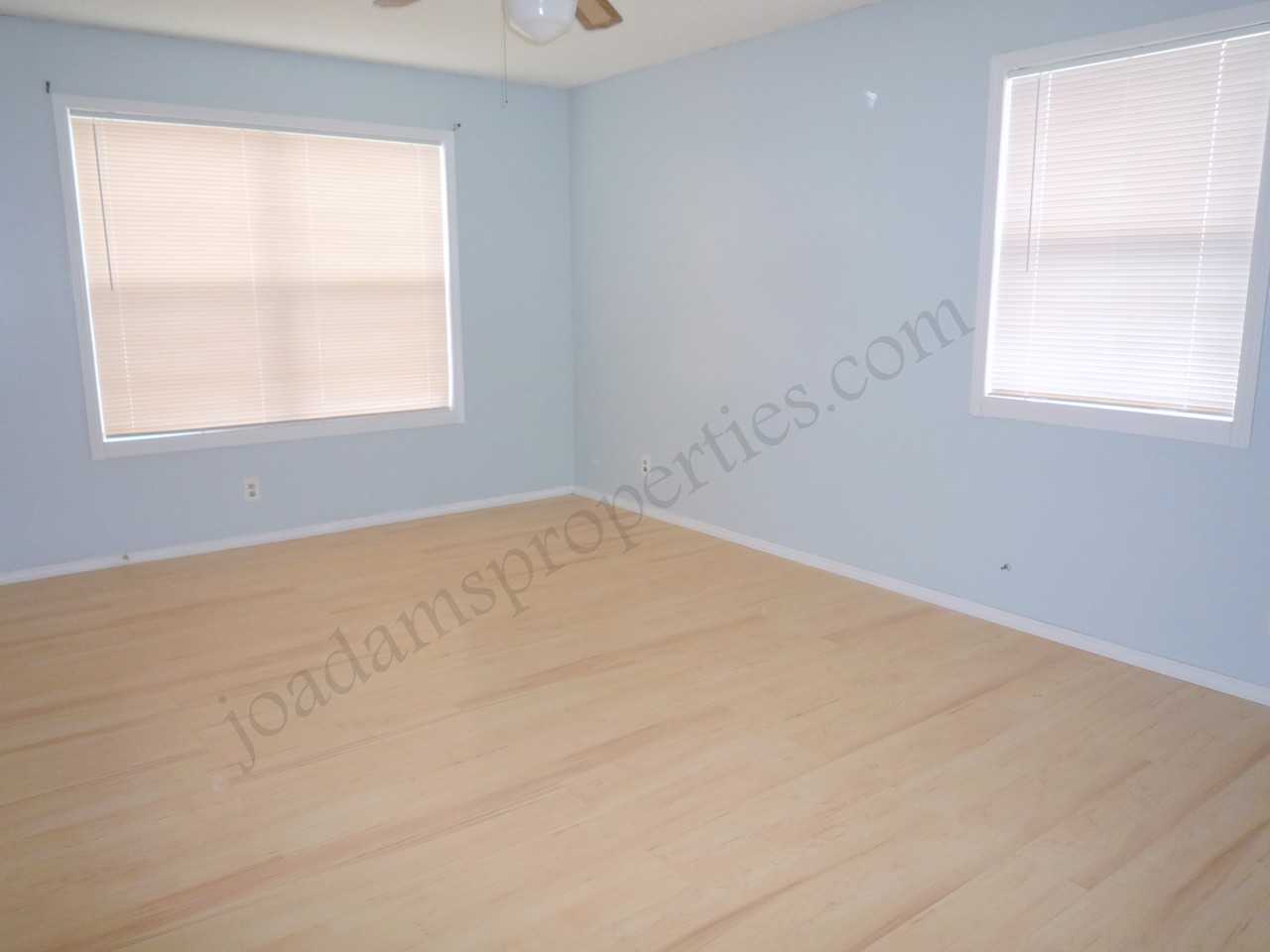 813 Summerhill Dr - Photo 2 of 12