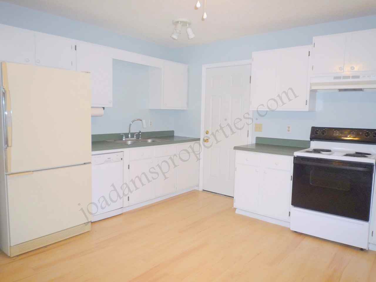 813 Summerhill Dr - Photo 3 of 12