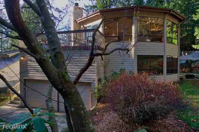 1515 207th Pl NE