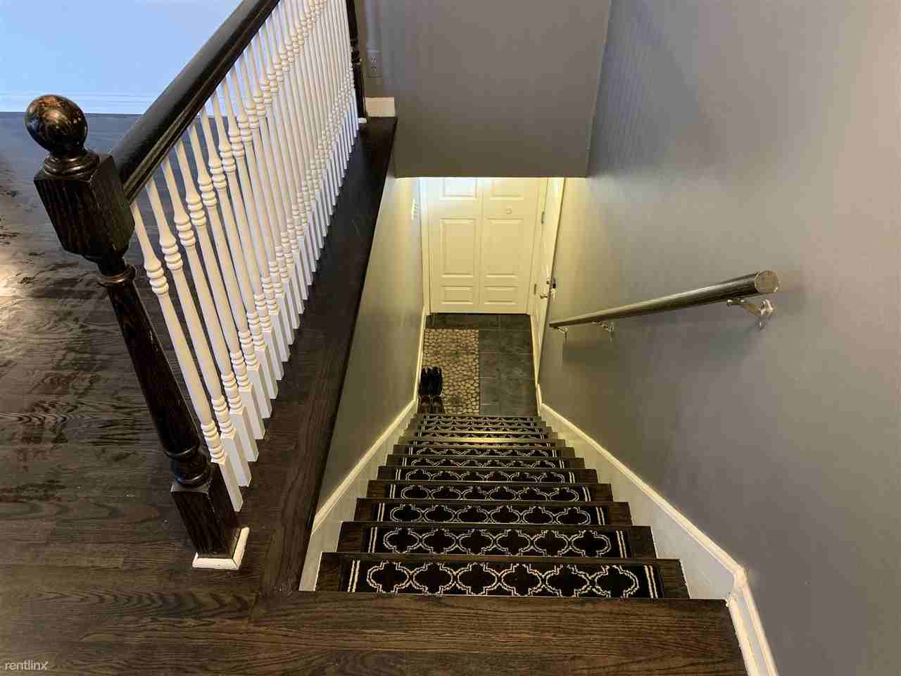 1070 Cove Dr - Photo 3 of 18