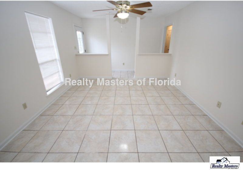 512 Dartmoor Ln - Photo 3 of 20