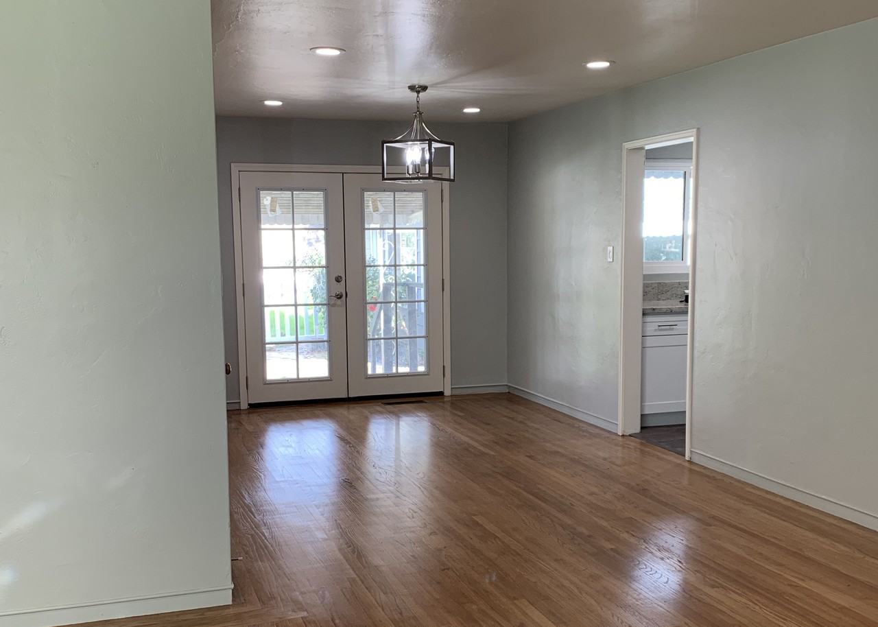 2442 Parkwood Dr - Photo 5 of 9