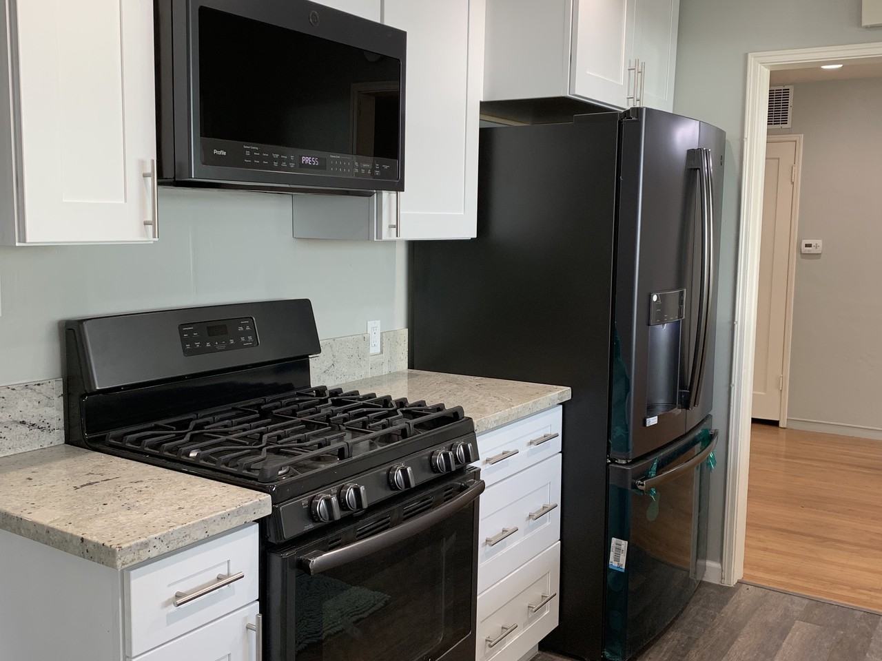 2442 Parkwood Dr - Photo 2 of 9