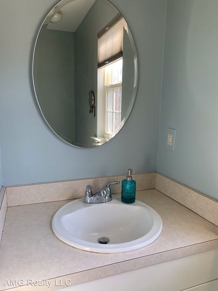 2467 Bay Harbor Dr - Photo 3 of 11