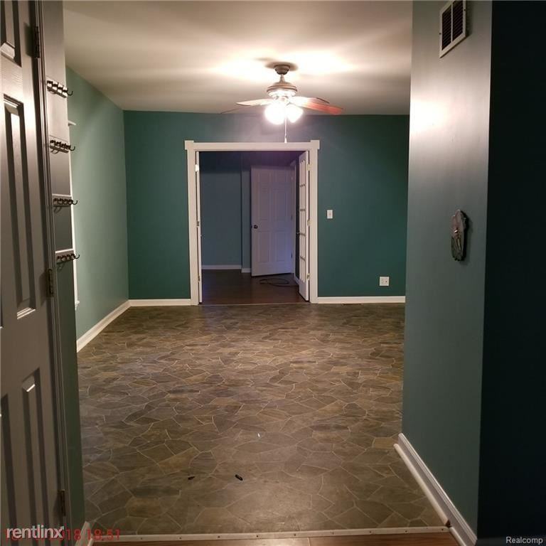 505 N Saginaw St - Photo 3 of 10