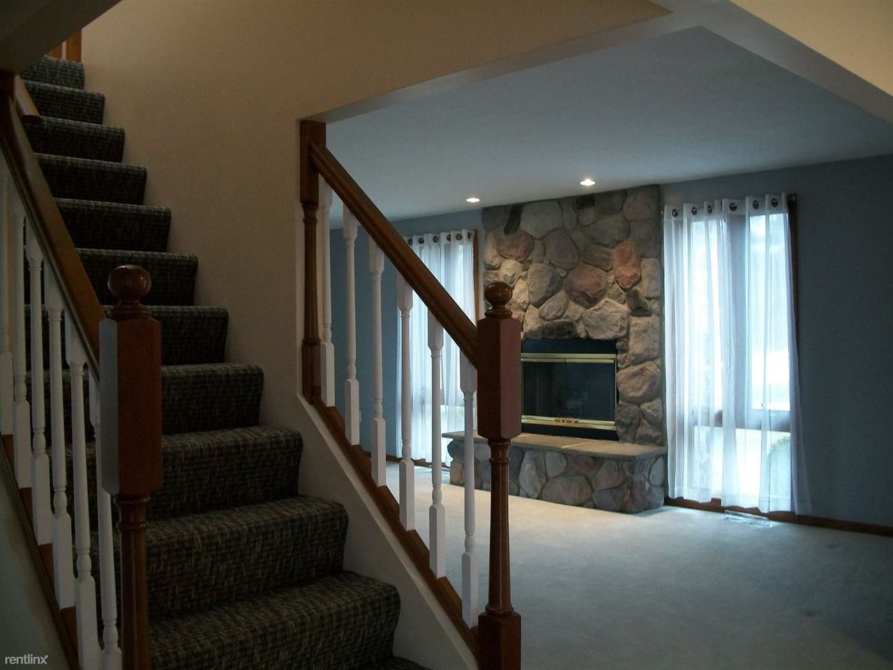 1405 S Broadway St - Photo 3 of 10