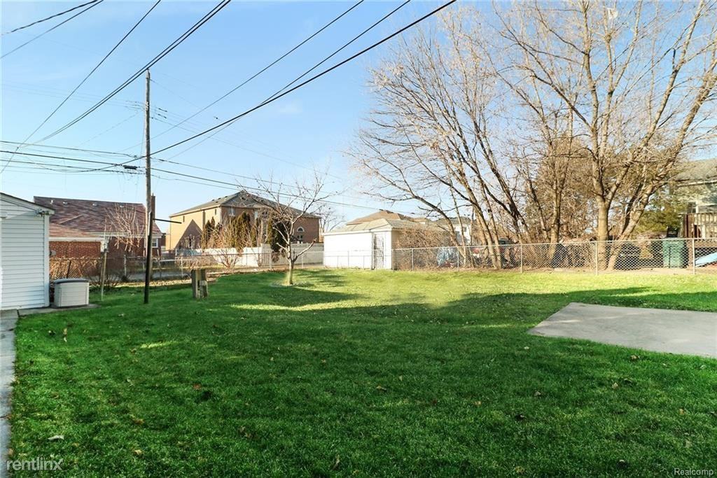 7415 Maple St - Photo 3 of 10