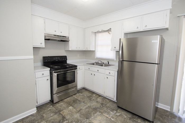 2724 Riverside Ln - Photo 2 of 8