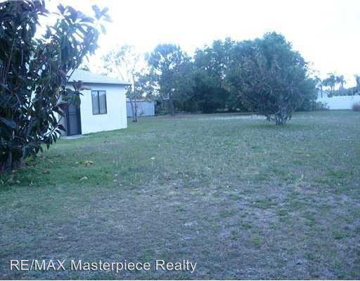 1131 SE Parrish Ct - Photo 2 of 13