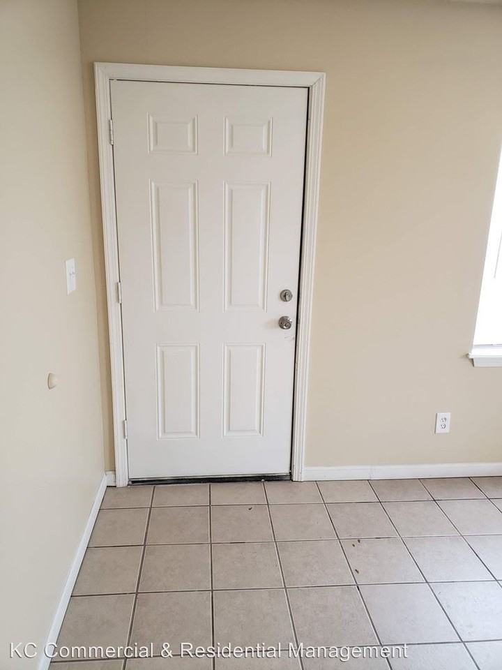 2909 S 52 St - Photo 2 of 13