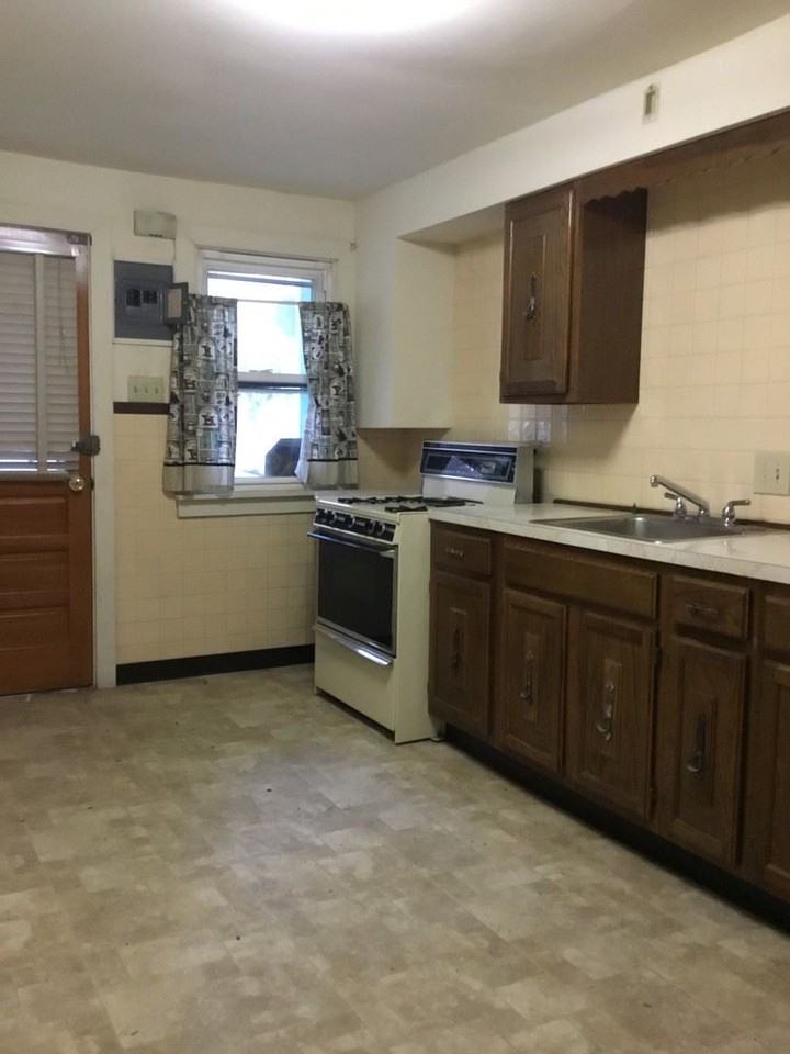139 Adams St - Photo 3 of 10