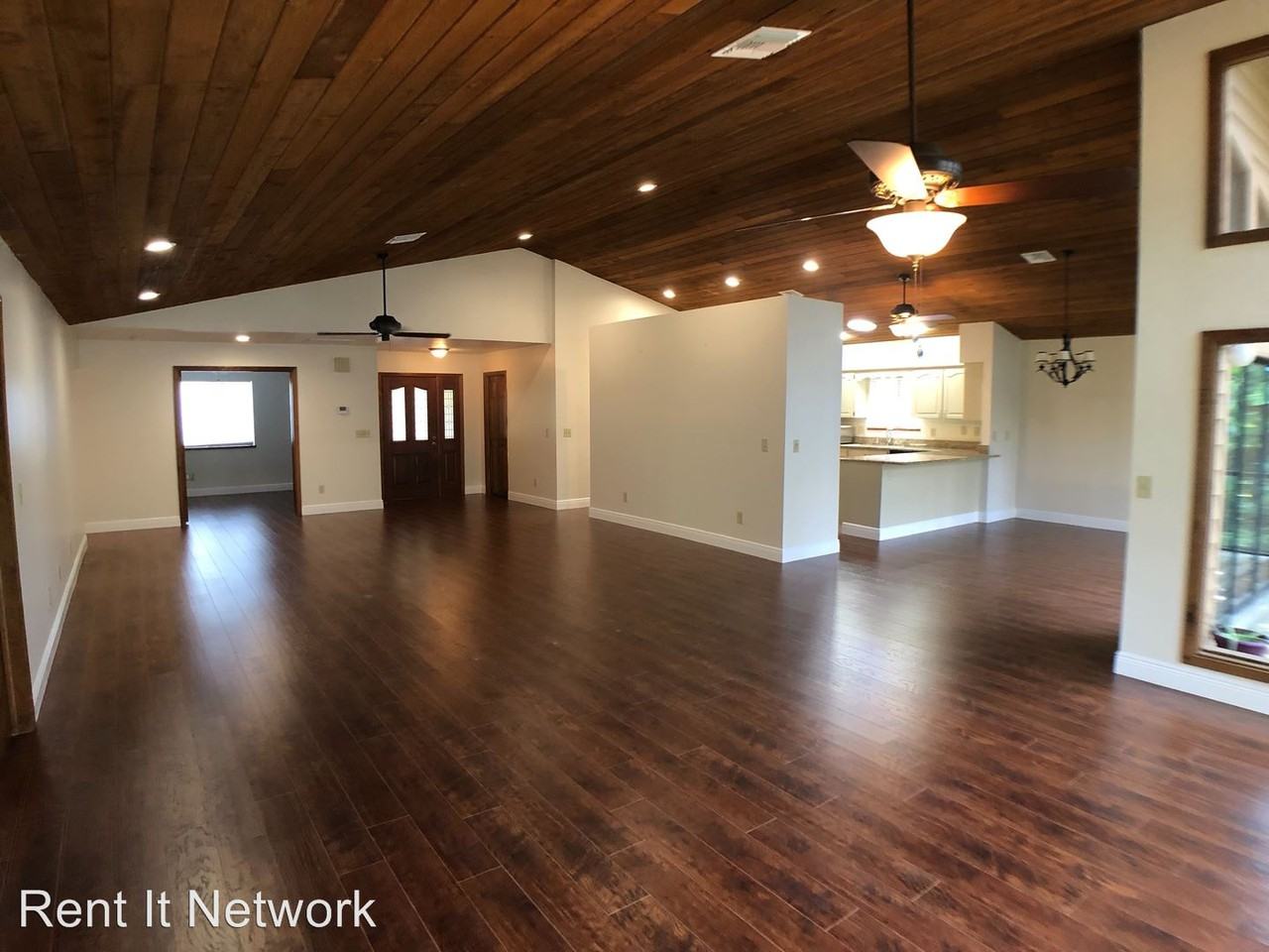 3211 Rowan Ln - Photo 3 of 15