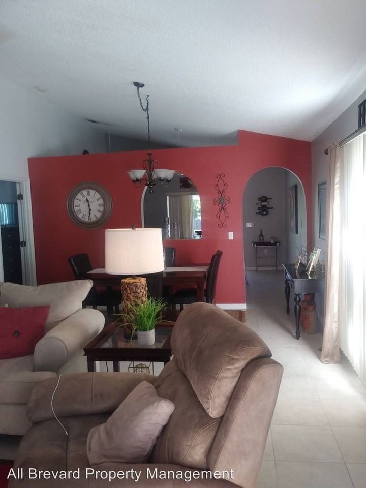 2173 Redwood Cir - Photo 3 of 5