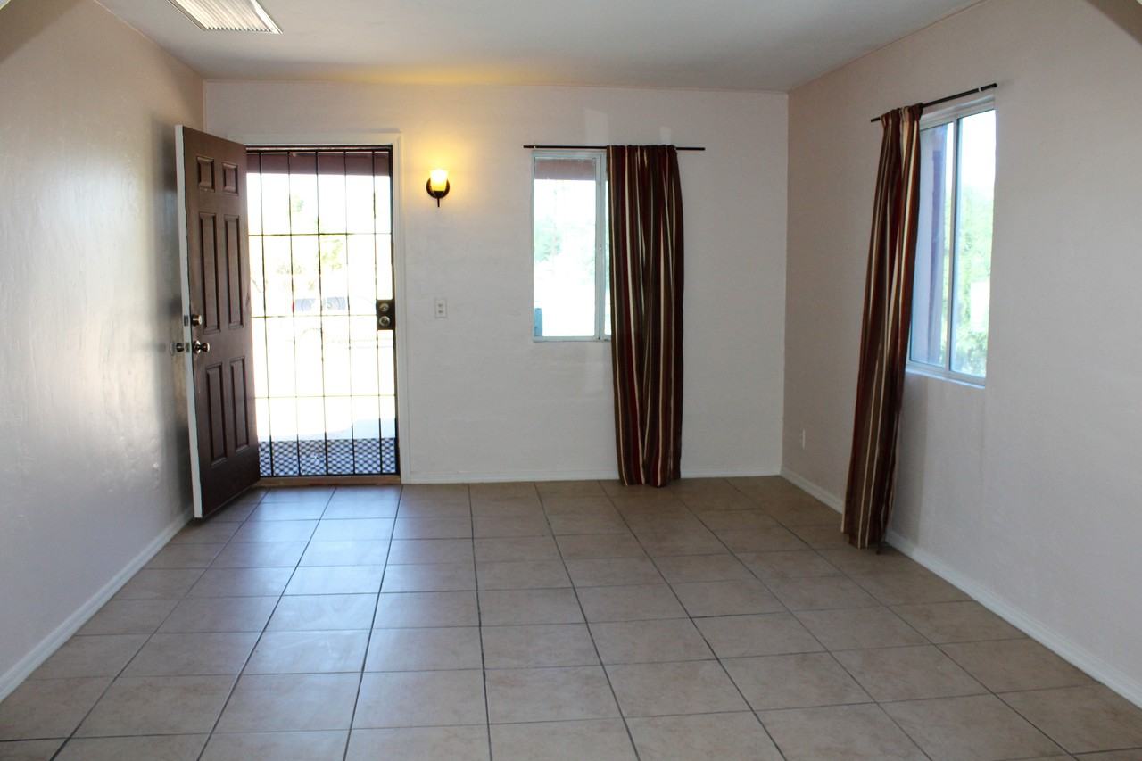 803 W President St - Photo 2 of 11