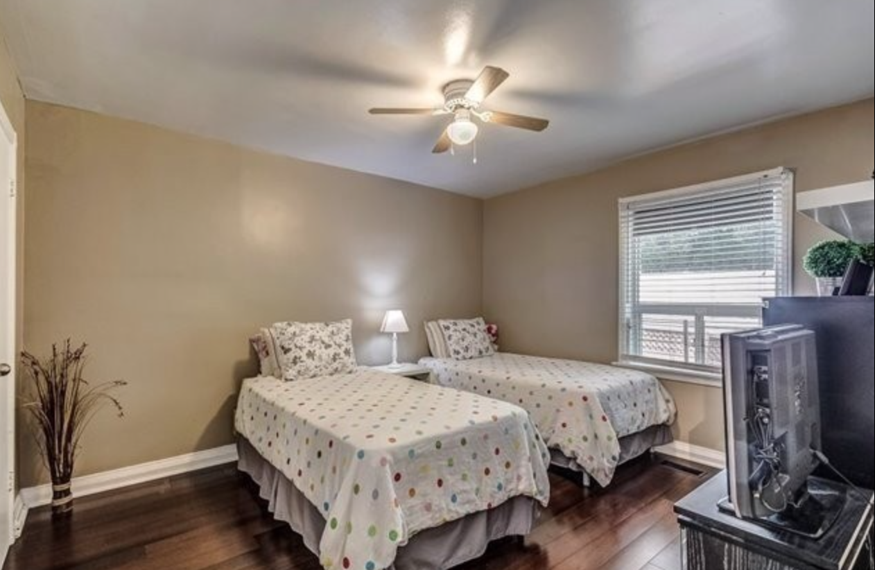 1029 Victoria Park Avenue - Photo 2 of 7