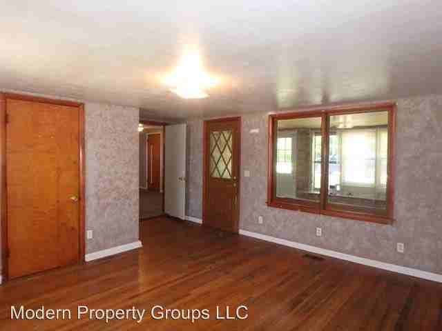 1024 Riviera Dr - Photo 3 of 13