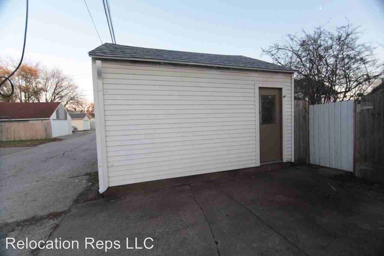 1824 W 6th St - Photo 2 of 25