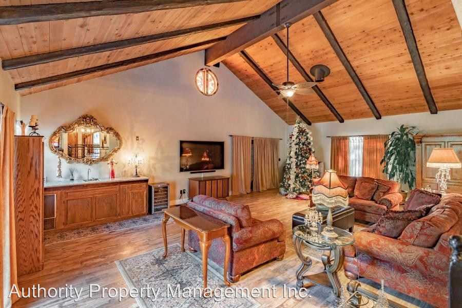 615 Royal Oaks Dr - Photo 3 of 27