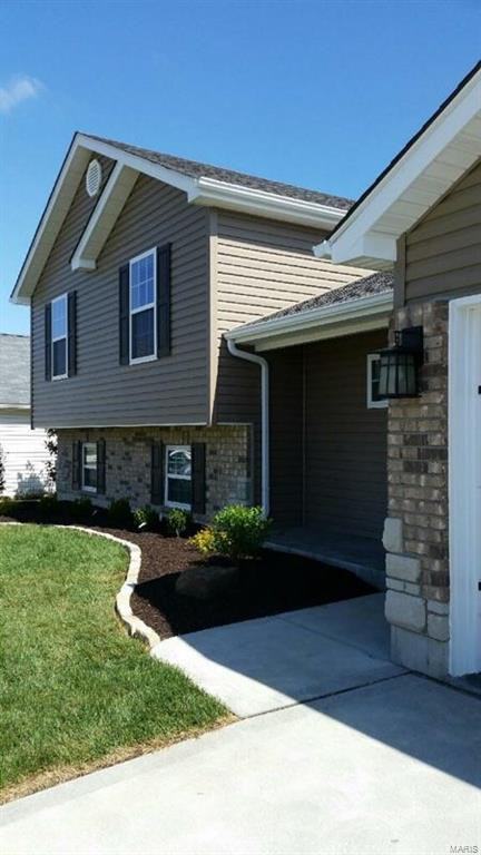 523 Sceptre Road - Photo 3 of 17