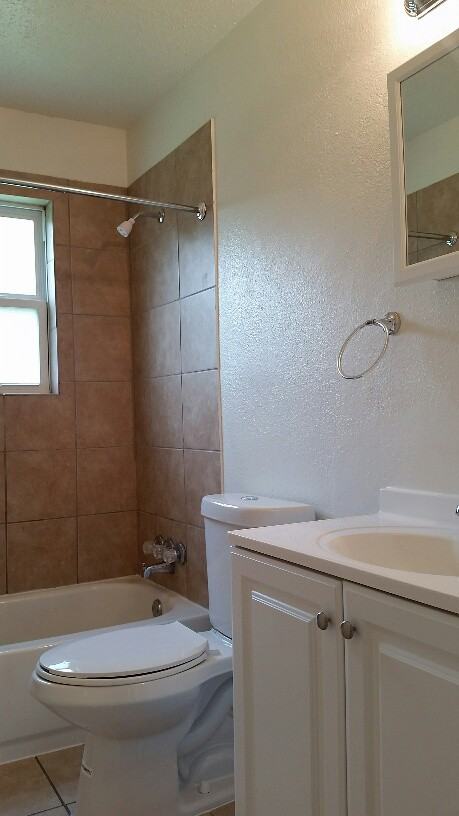 305 Ocean Dr - Photo 2 of 11