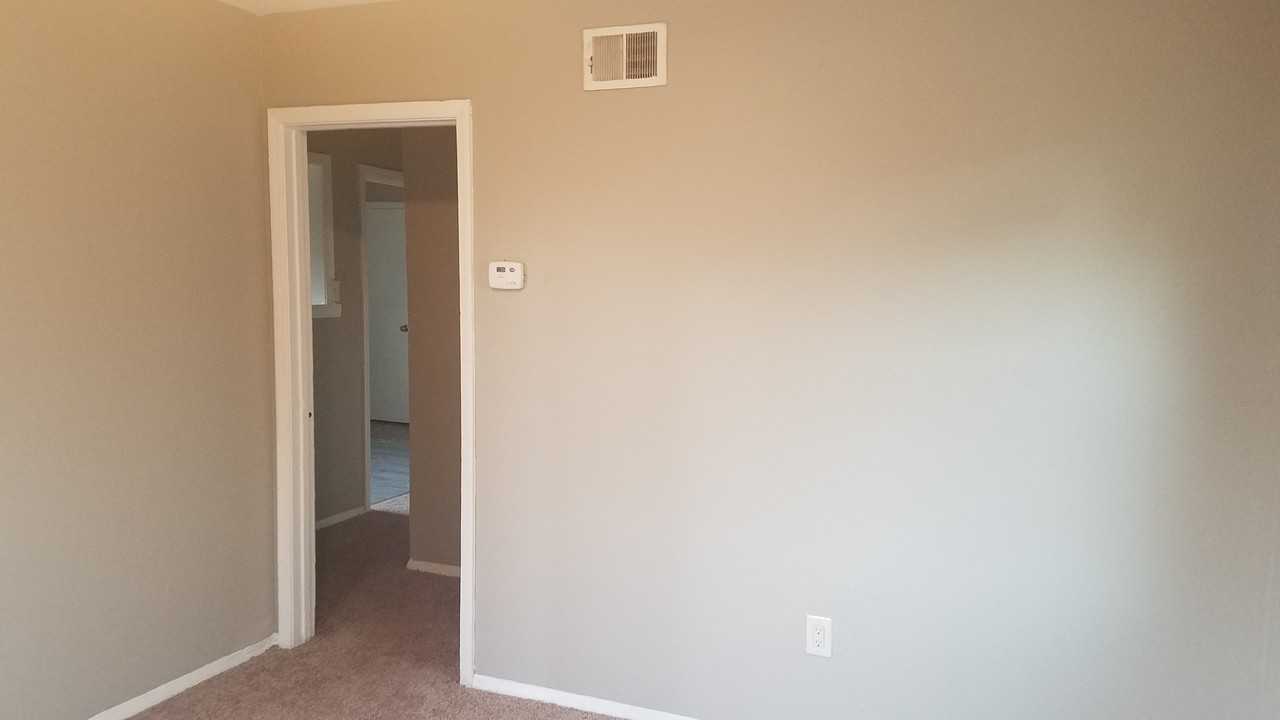 1411 Englewood St - Photo 3 of 7