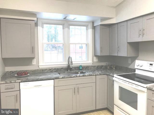 2324 Spring Lake Dr - Photo 3 of 21