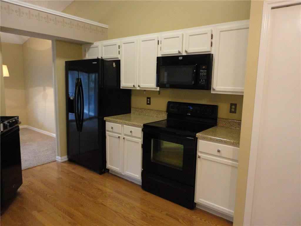 1428 Thistlewood Ln - Photo 2 of 12