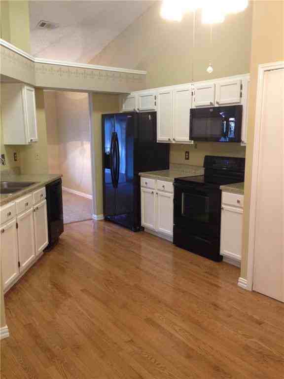 1428 Thistlewood Ln - Photo 3 of 12
