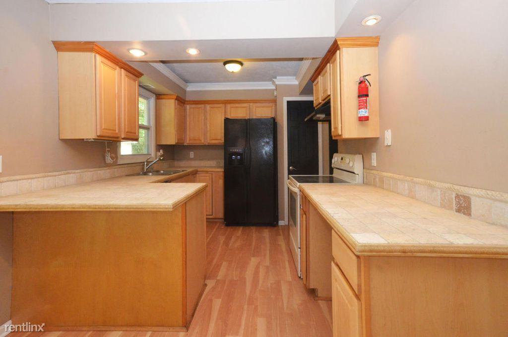 1020 Farrell Ave - Photo 2 of 18