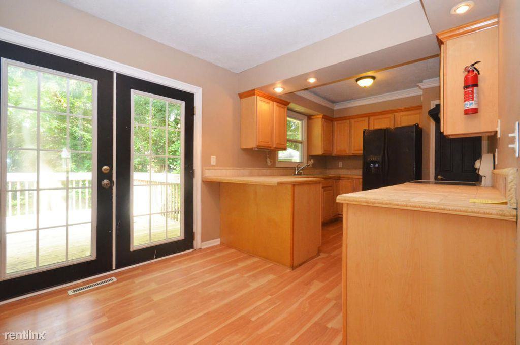 1020 Farrell Ave - Photo 3 of 18