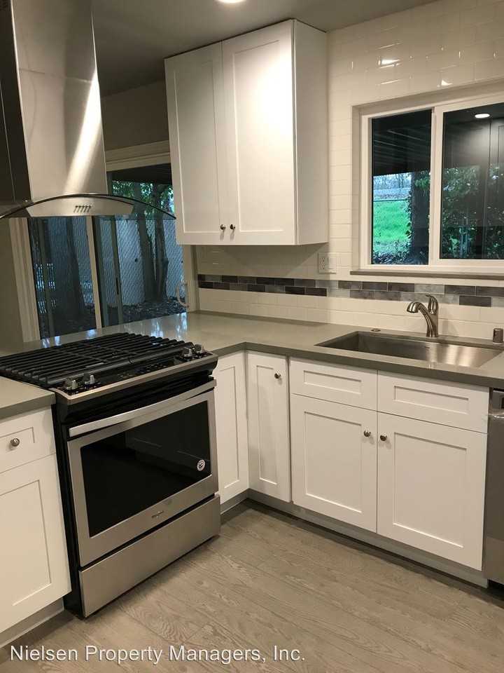 2348 Rogue River Dr - Photo 3 of 5