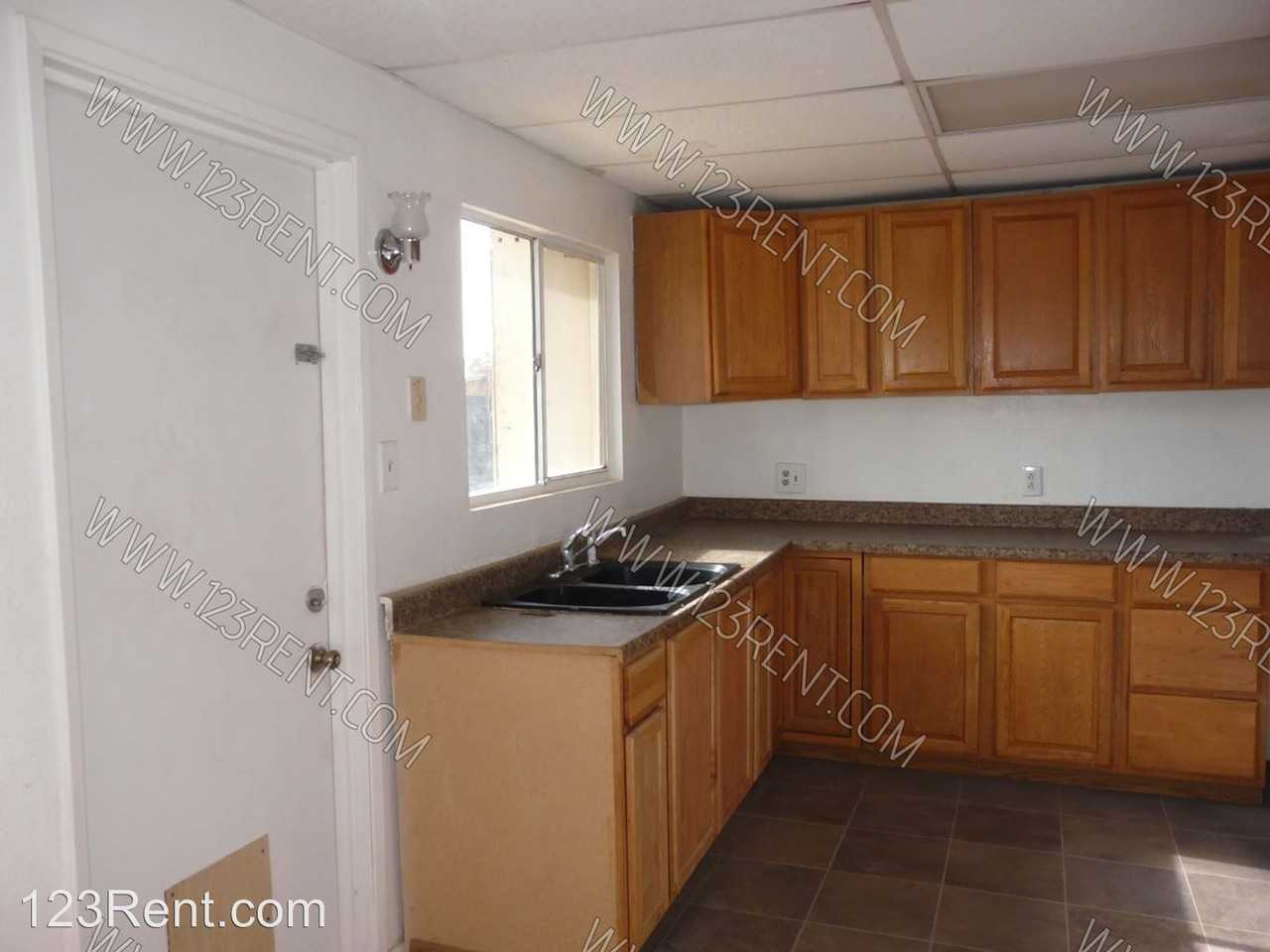 24252 Tamarisk Ave - Photo 2 of 13