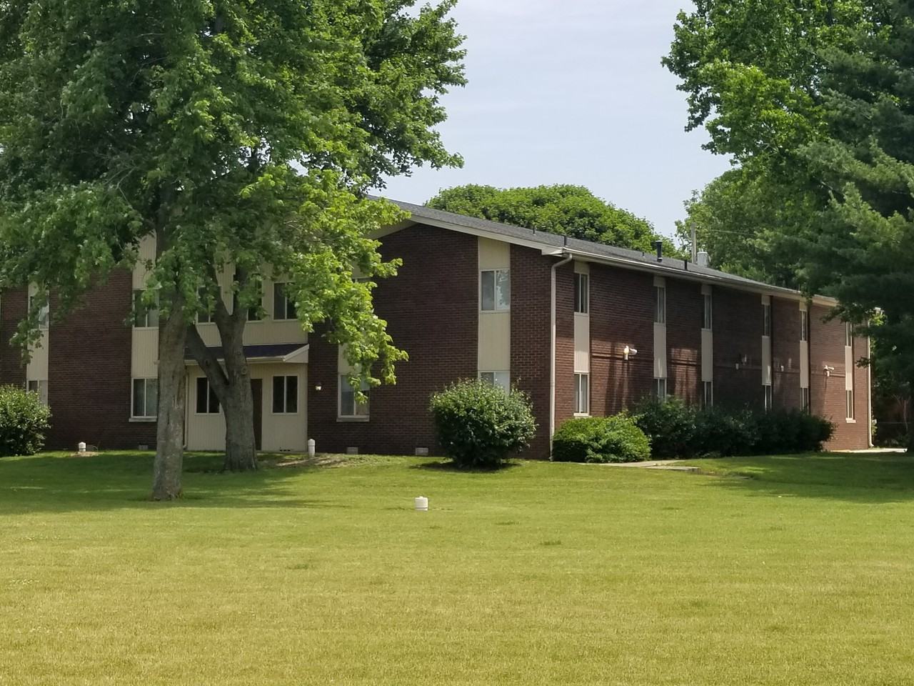 None Southland Apartments 220 Southland Apartments, Warrensburg, IL