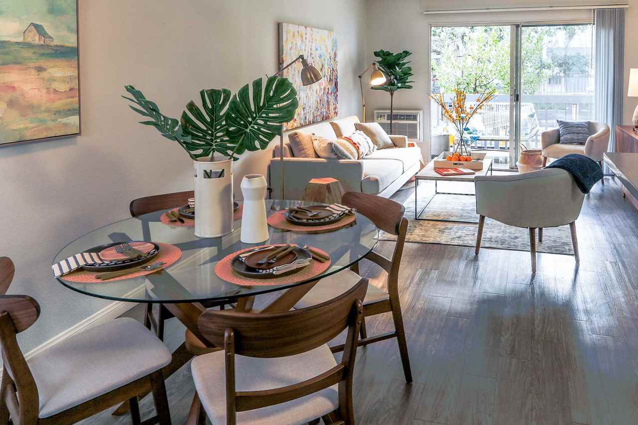 Violet on Virgil - Photo 2 of 37