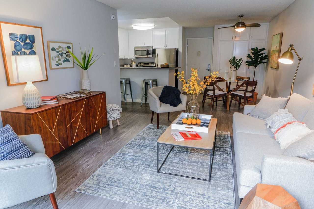 Violet on Virgil - Photo 3 of 37