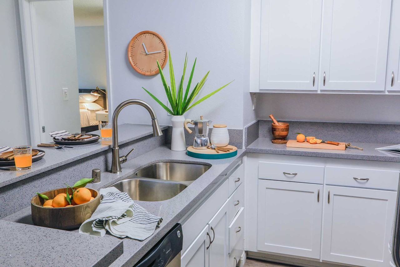 Violet on Virgil - Photo 5 of 37