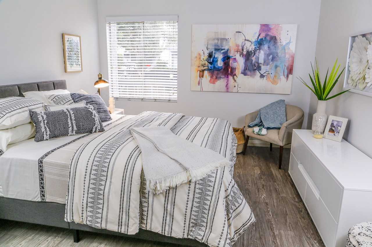 Violet on Virgil - Photo 7 of 37