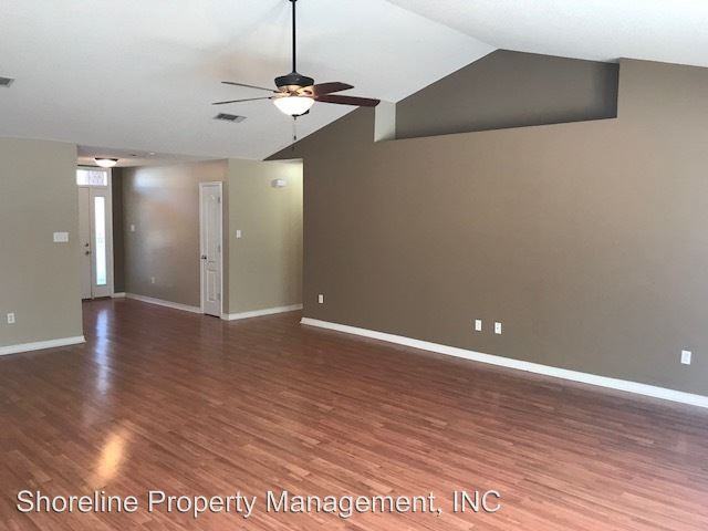 10296 Lake Forest Dr - Photo 3 of 17