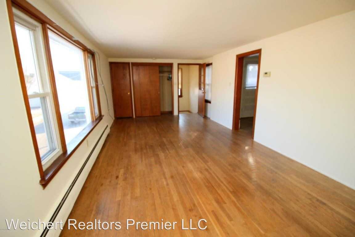 209 Washington St N - Photo 2 of 8