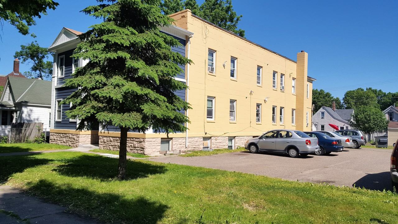 525 Saint Albans St N - Photo 3 of 5