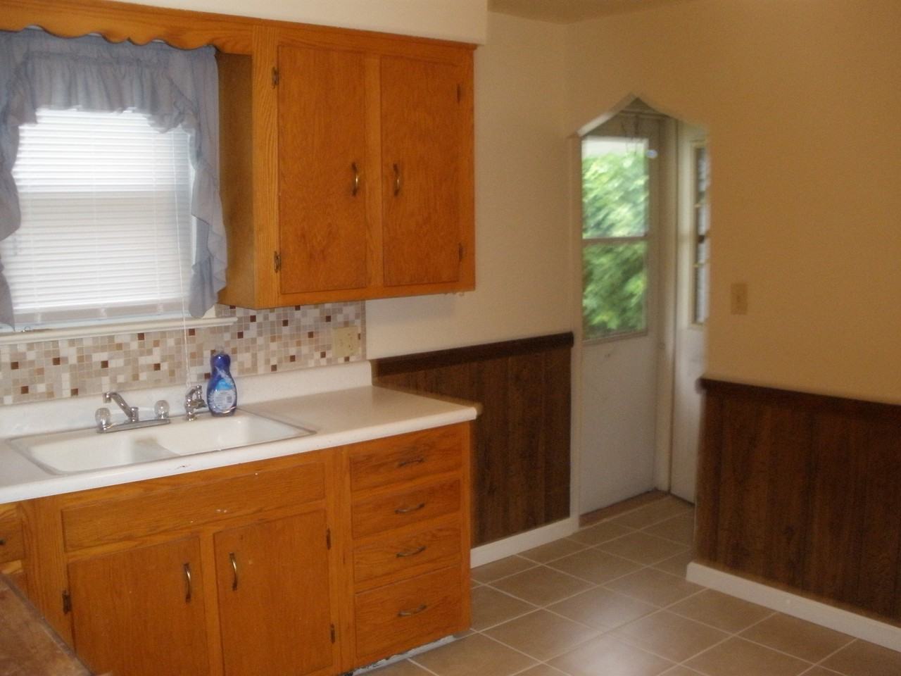 927 East 38th Street - Photo 3 of 8