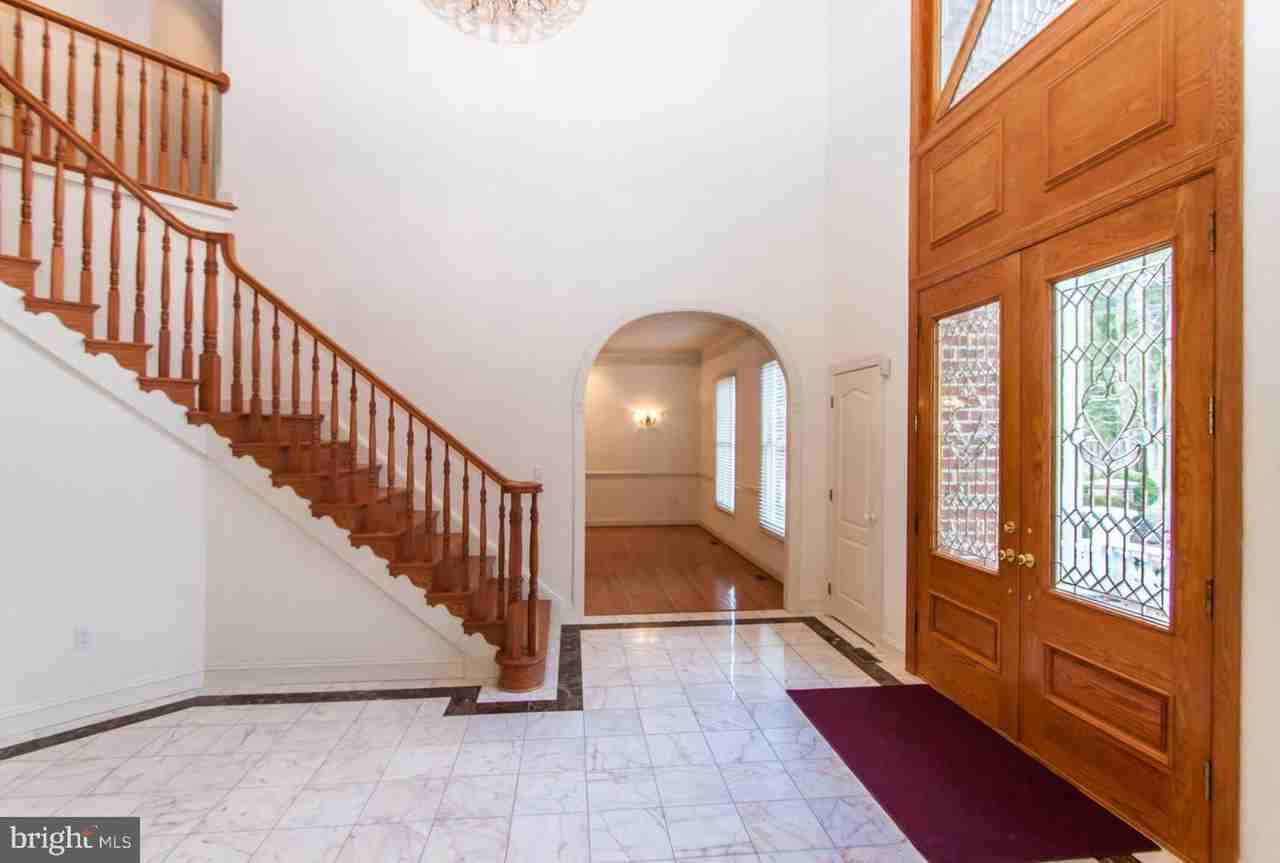 895 Andalusia Dr - Photo 3 of 50