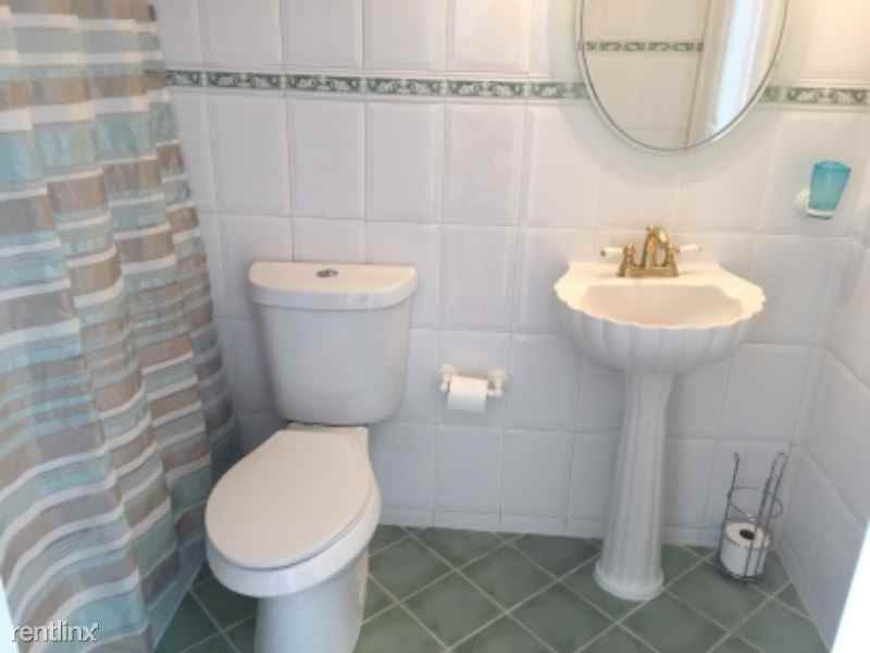 949 SW 136th Pl - Photo 3 of 9