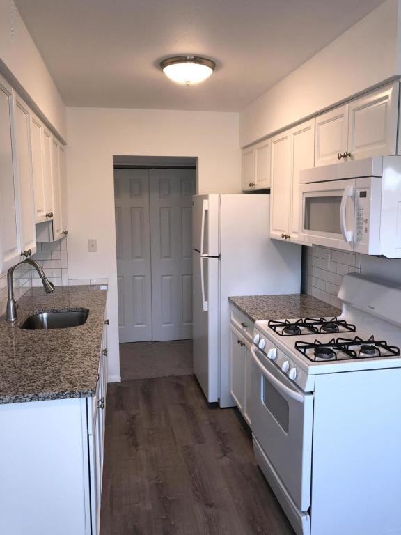 8 Manchester Ct - Photo 2 of 14